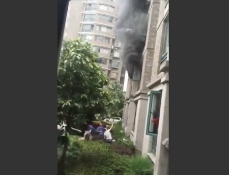 Father Trapped In A Fire Throws His Baby FromThird Floor